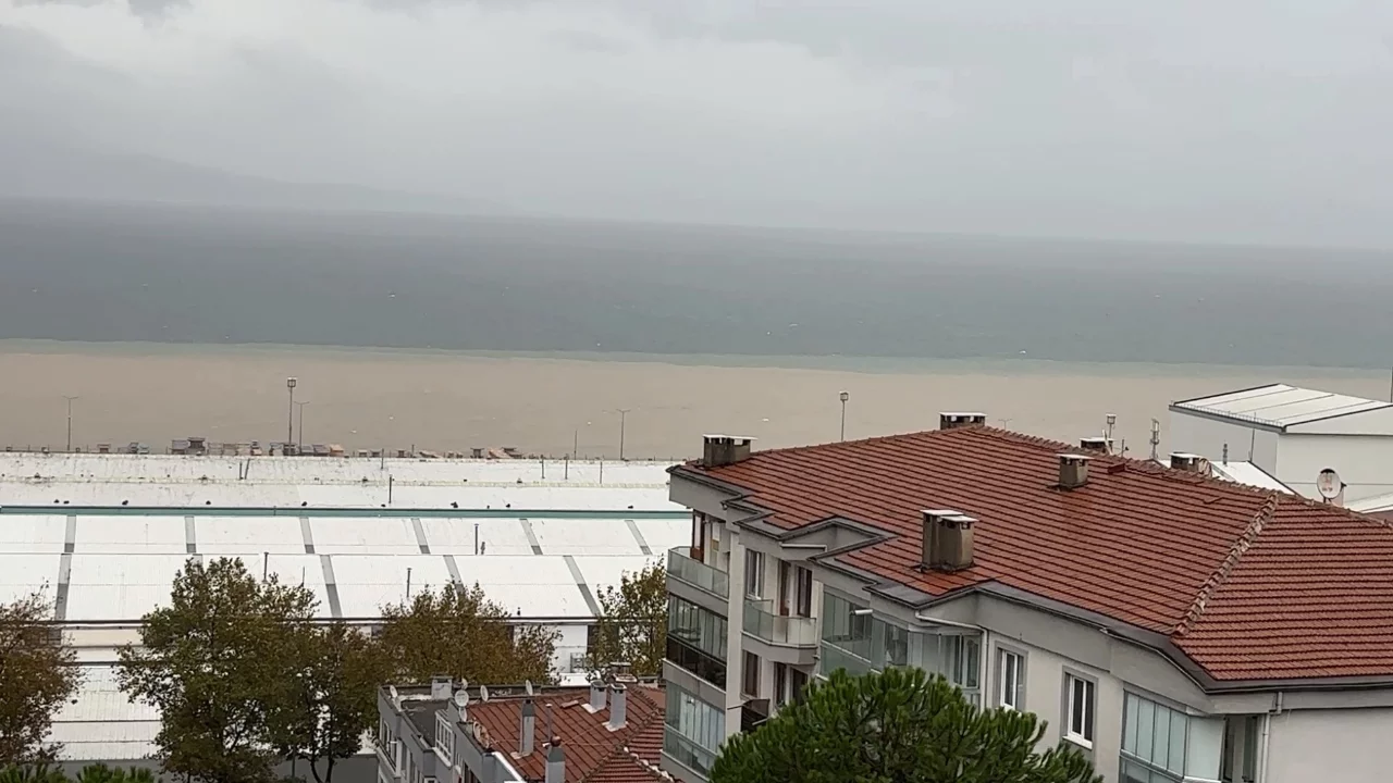 Bursa'da yağış sonrası denizin rengi değişti! &Ccedil;amurlu sular Marmara'ya ulaştı