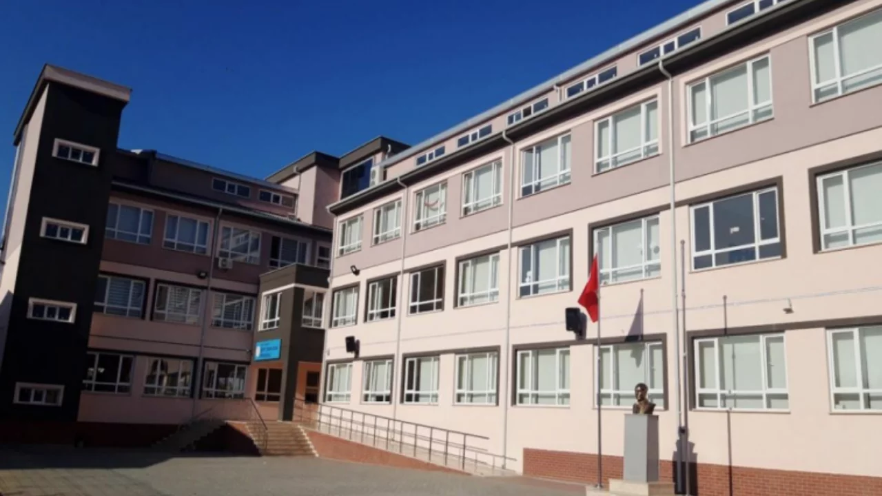 Bursa'nın k&ouml;kl&uuml; okullarından biri yenileniyor! 24 derslikli yeni bina yapılacak