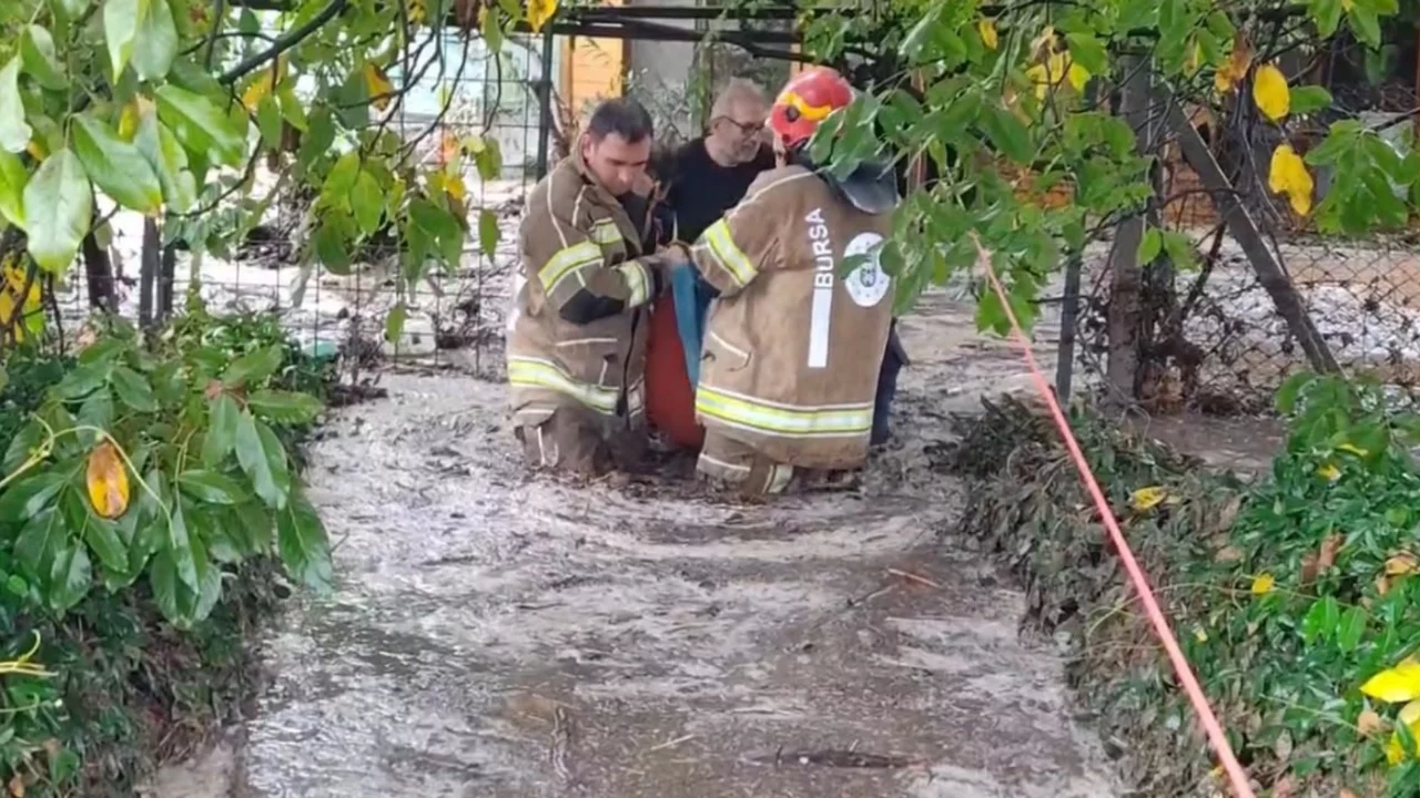 Bursa'da sel suları bele kadar geldi, ara&ccedil;lar suya g&ouml;m&uuml;ld&uuml;! Mahsur kalanlar var...