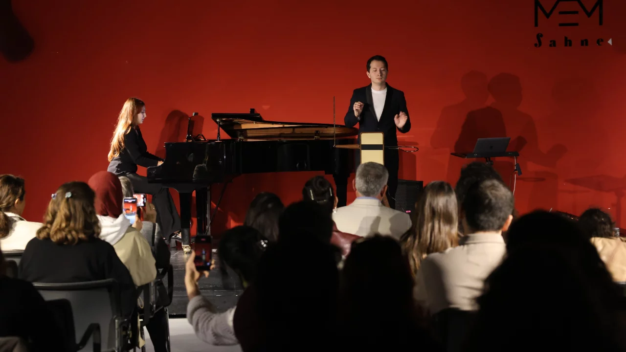 Bursa'da sıra dışı konser! Temassız çalınan enstrüman dinleyenleri büyüledi