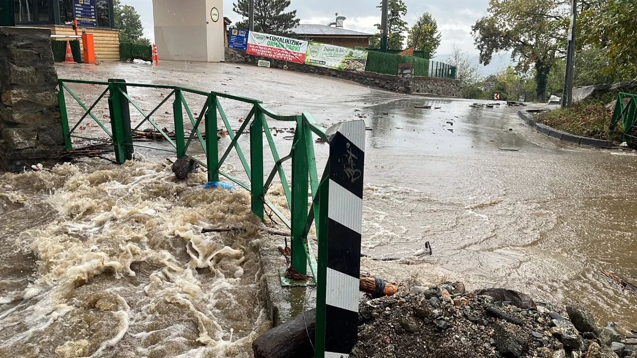 Bursa Cumalıkızık'ta korkutan g&ouml;r&uuml;nt&uuml;! Dere taştı, k&ouml;pr&uuml; sulara g&ouml;m&uuml;ld&uuml;