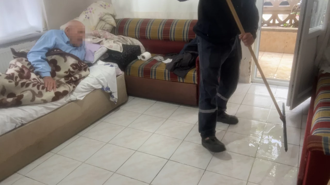 Bursa'da sağanak kabusu! 90 yaşındaki adam evinde mahsur kaldı