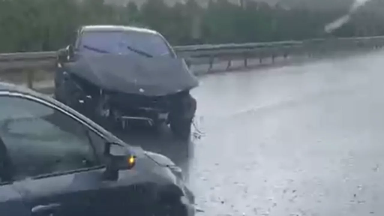 Bursa yolunda yağışlı havada kaza! Otomobil bariyerlere çarptı