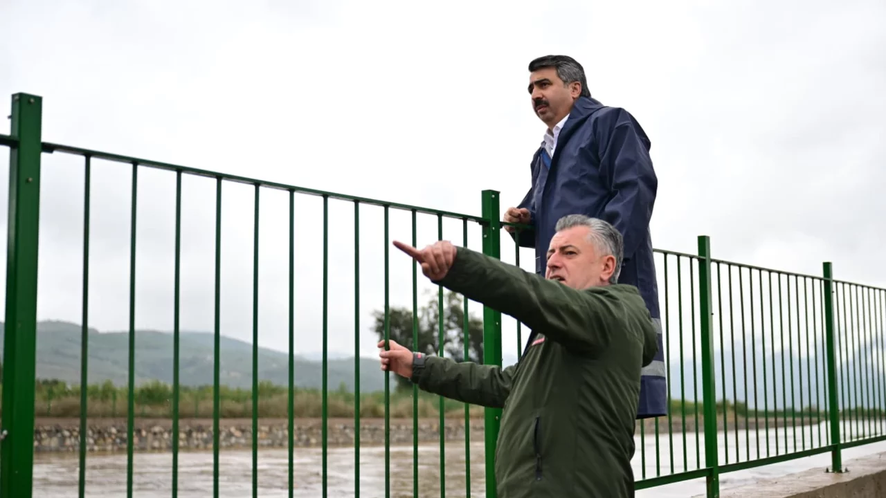 Bursa'da yağışın ardından ekipler sahaya indi: Yıldırım'da yoğun mesai
