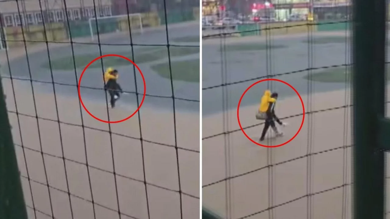 Okulu su bastı! Öğretmen öğrencilerini sırtında taşıdı