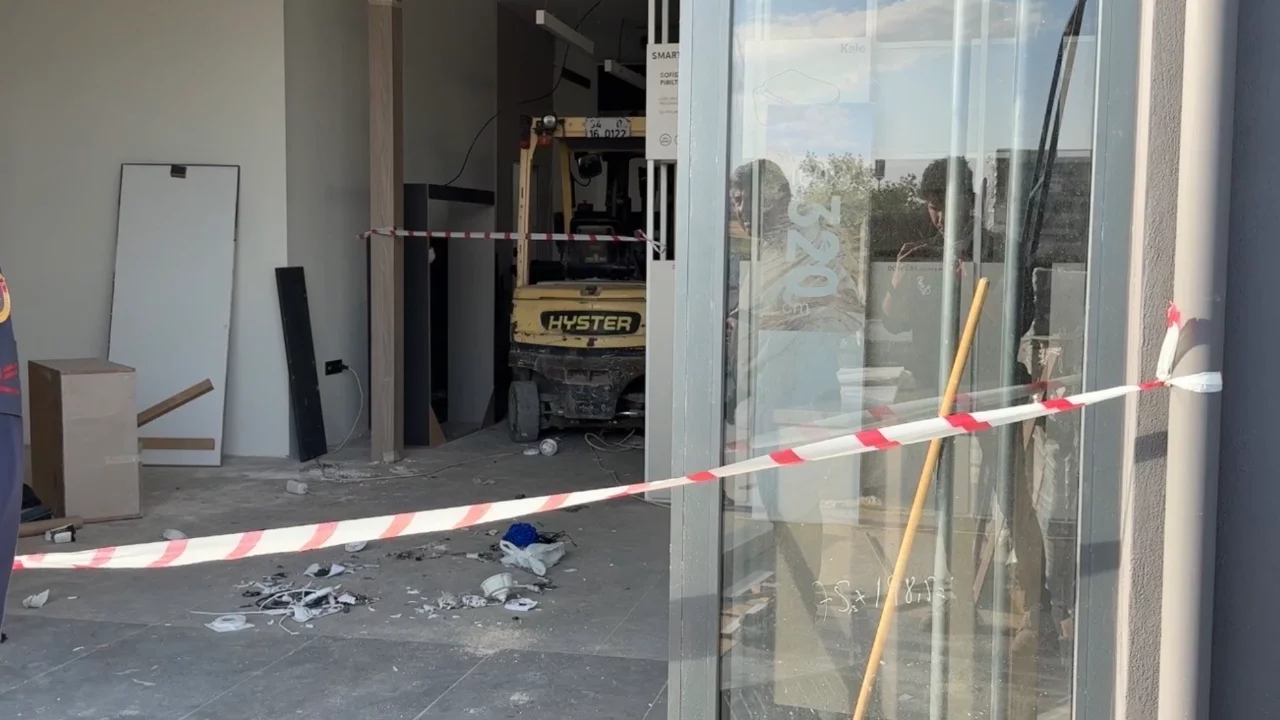Mermer blok iş&ccedil;ilerin &uuml;zerine devrildi: 1 &ouml;l&uuml;, 1 ağır yaralı