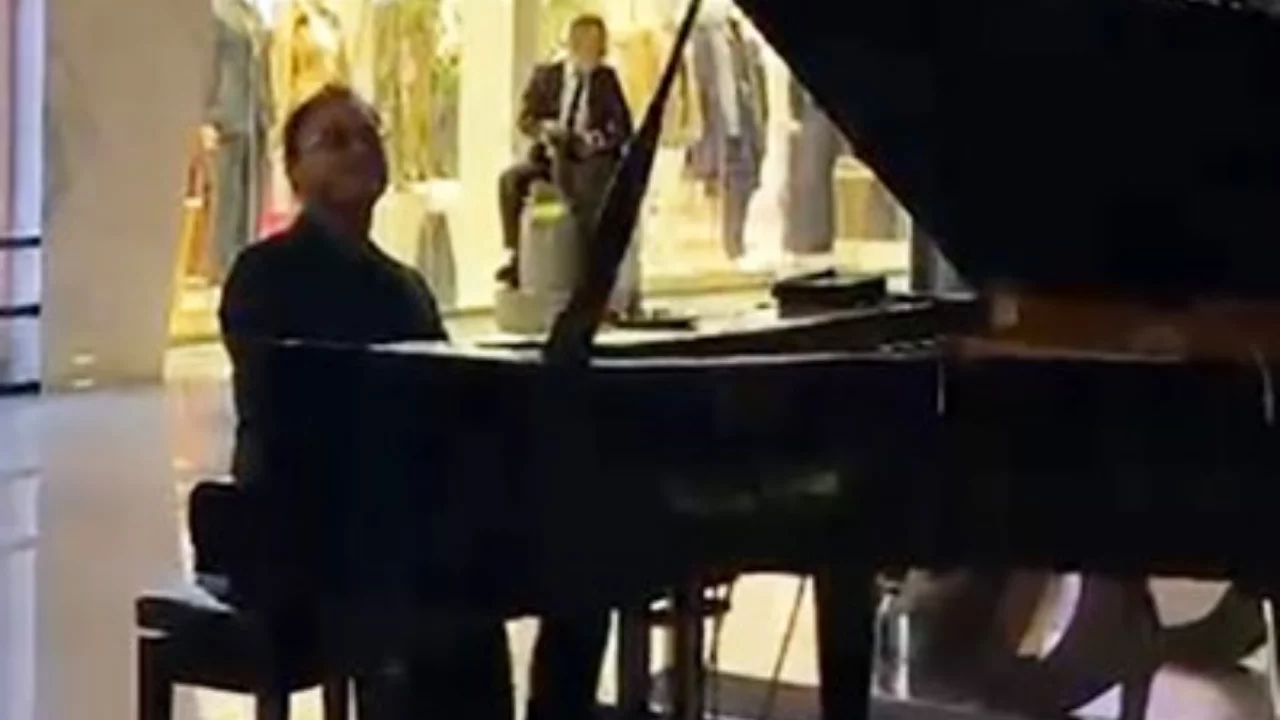 Titanik'i aratmayan g&ouml;r&uuml;nt&uuml;ler! Oteli su bastı, o &ccedil;almaya devam etti