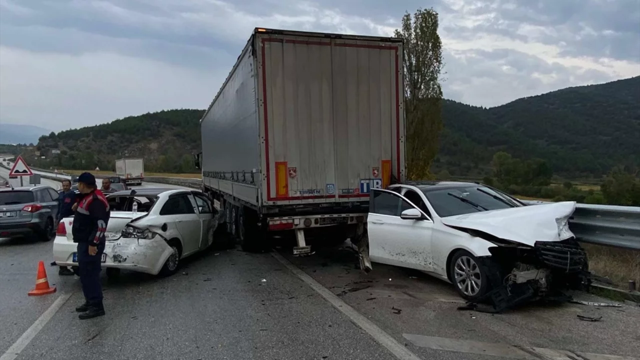 &Ccedil;orum'da feci kaza! İki otomobil ve tır birbirine girdi