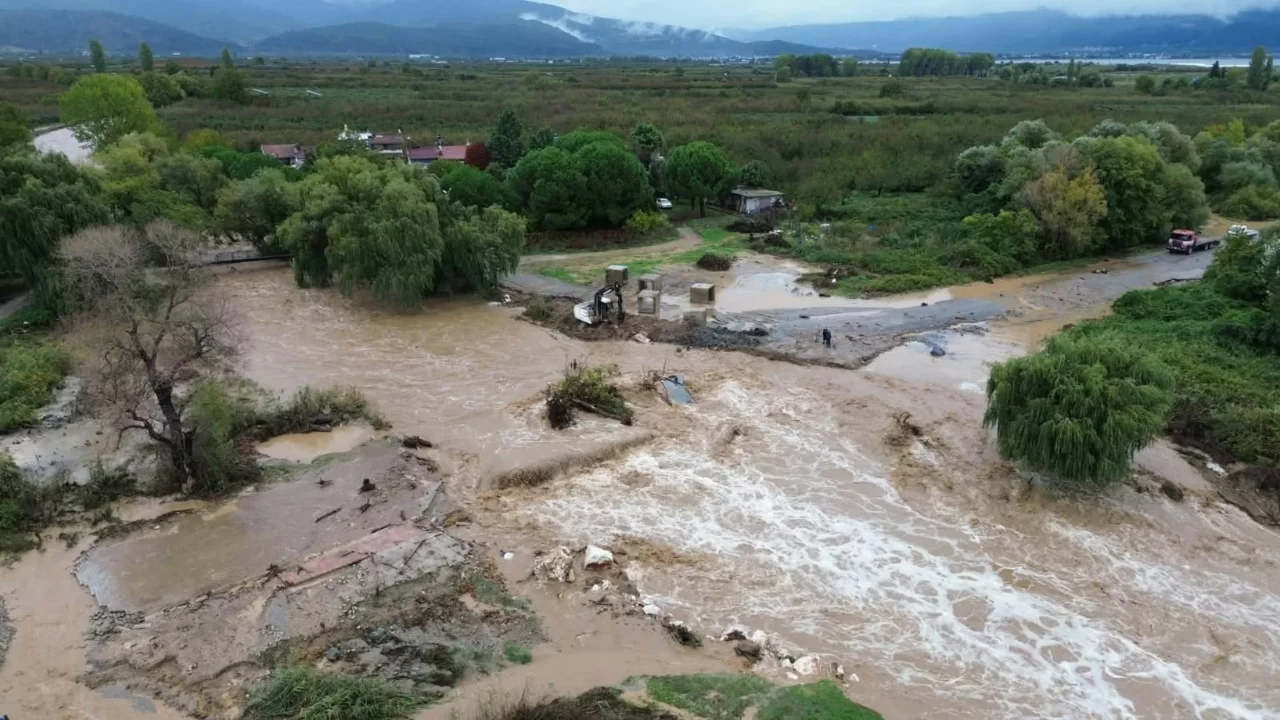 İznik'te sel felaketinin boyutu havadan g&ouml;r&uuml;nt&uuml;lendi! Ev ve ara&ccedil;lar sular altında...