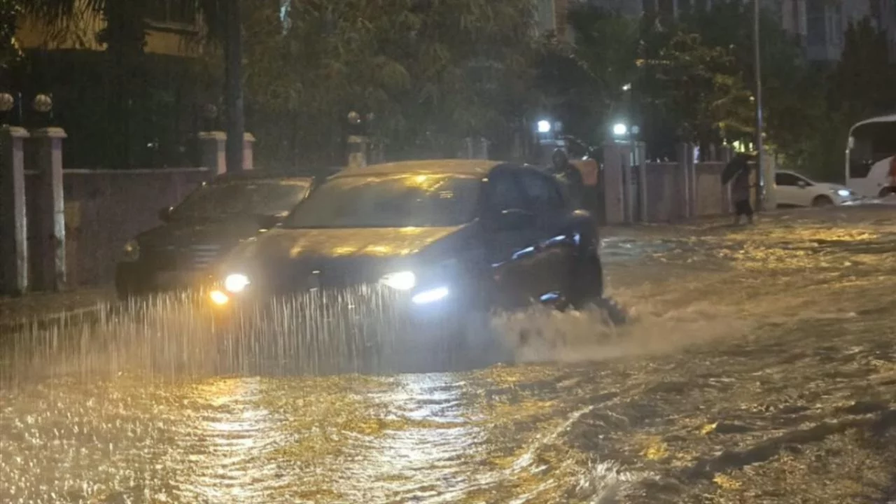Antalya'da sağanak felaketi! Tarım alanları ve seralar zarar g&ouml;rd&uuml;