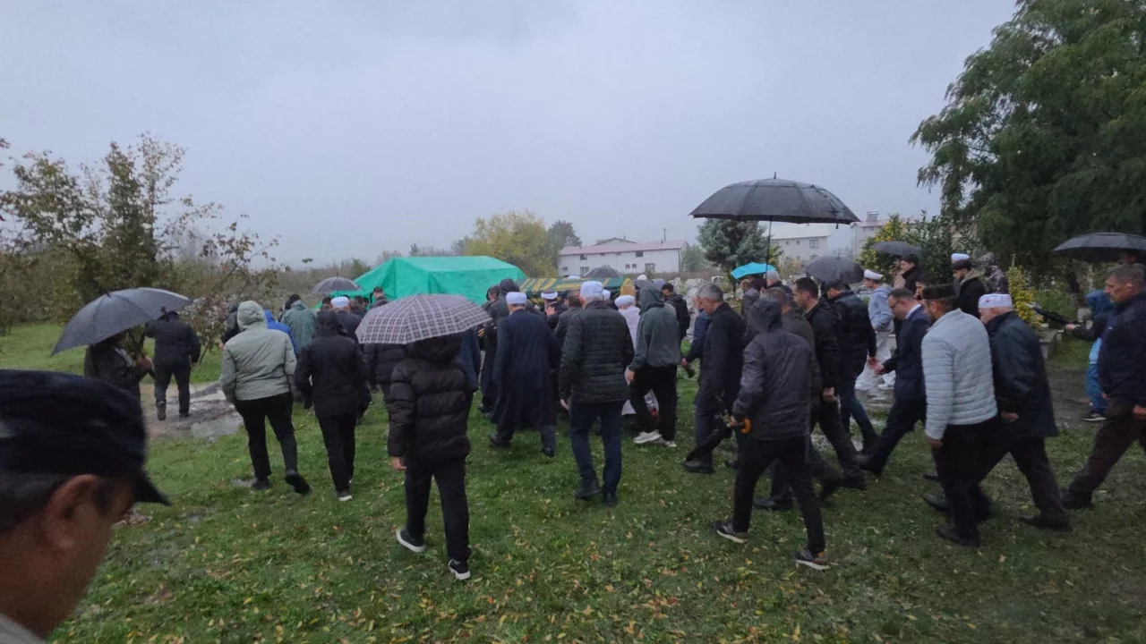 Sel felaketinde hayatını kaybeden 14 yaşındaki hafız Mahmud, babasının yanına defnedildi