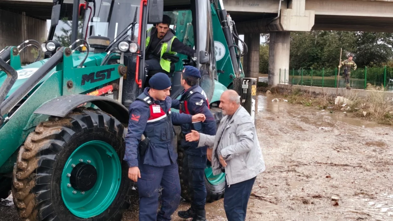 Bursa'da su taşkını nedeniyle mahsur kaldı! Jandarma imdadına yetişti