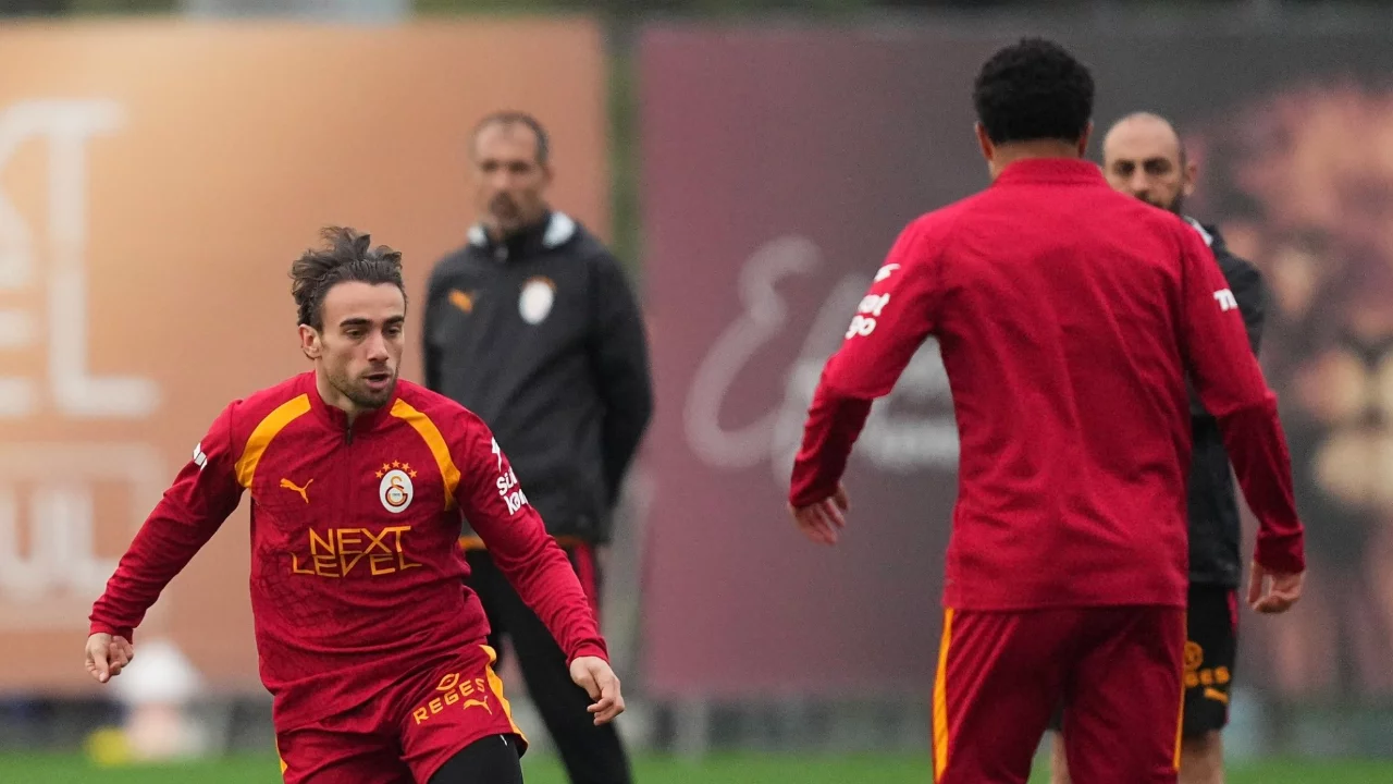 Galatasaray'da Gen&ccedil;lerbirliği mesaisi başladı! Okan Buruk y&ouml;netiminde ilk antrenman