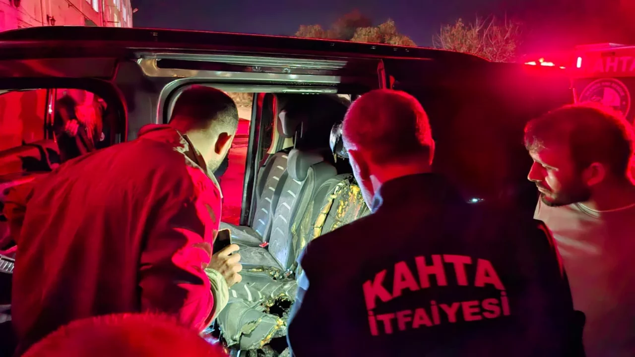 Kahta'da park halindeki otomobil alev aldı! Fabrika çalışanları facianın önüne geçti