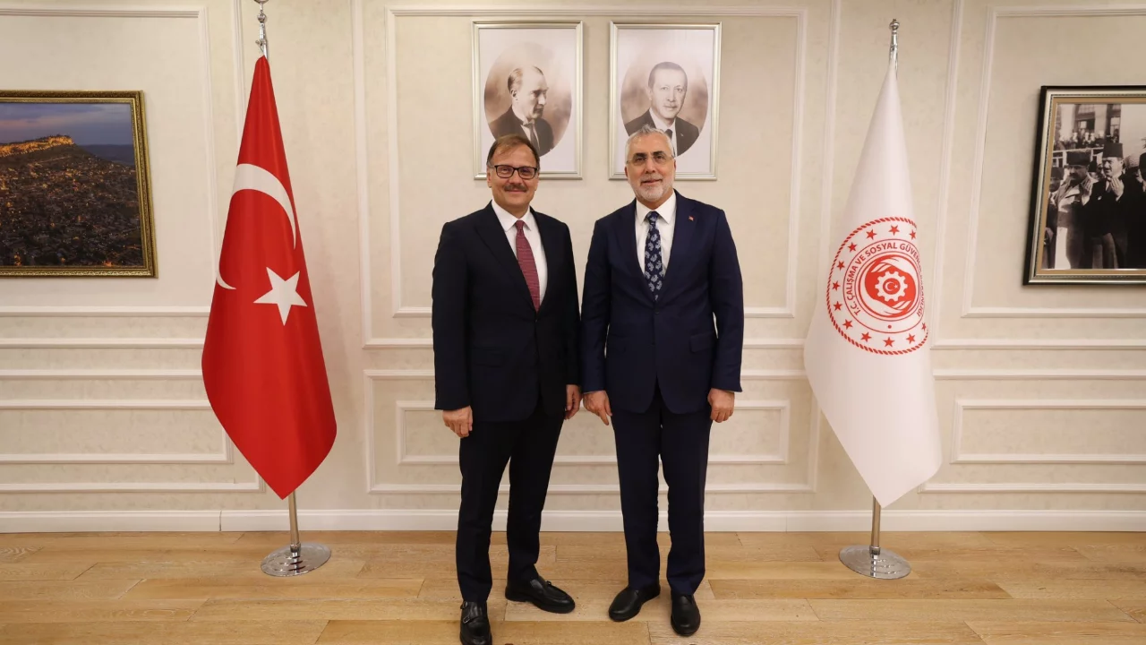 Hakan Çavuşoğlu'ndan Bakan Vedat Işıkhan'a ziyaret