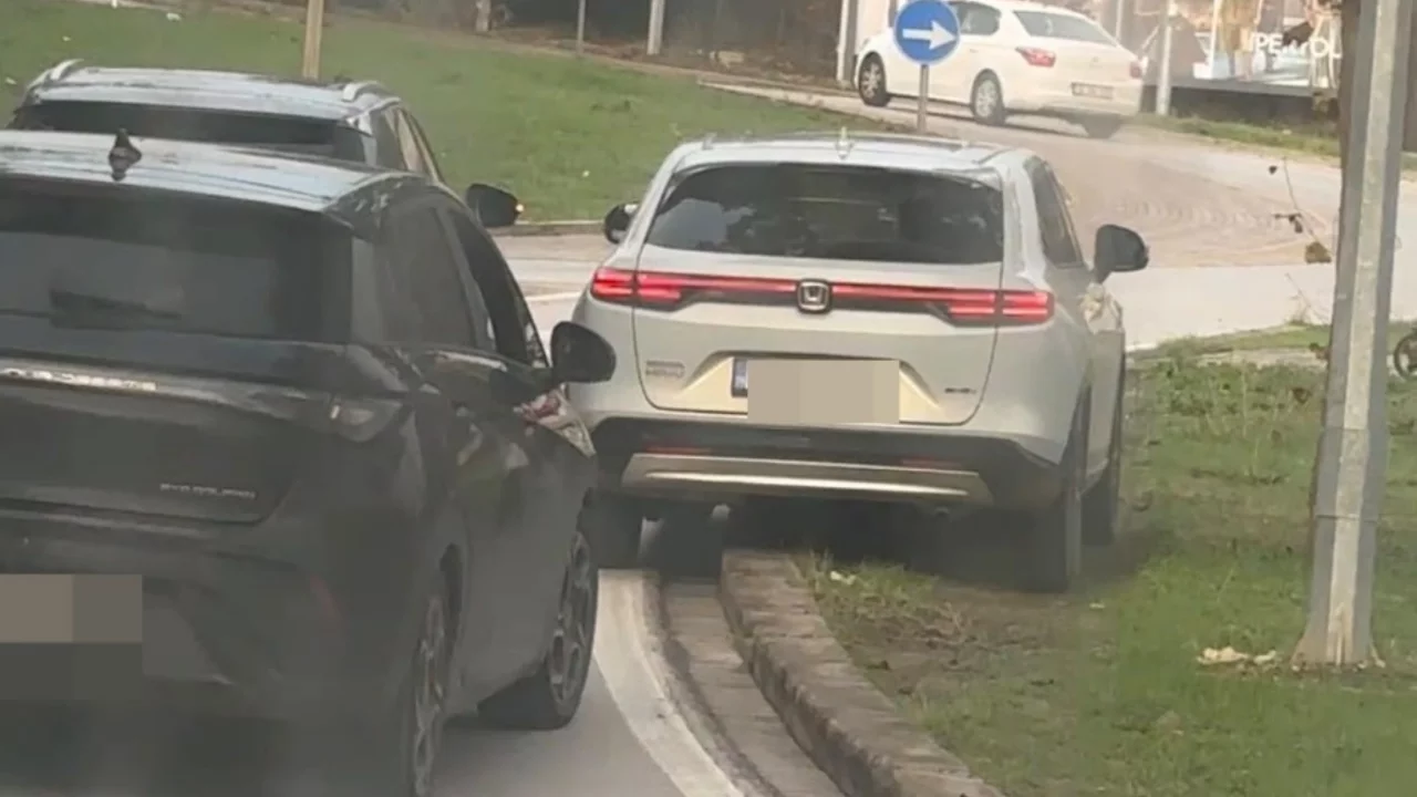 Bursa'da sabah trafiği kilitlendi! S&uuml;r&uuml;c&uuml;ler kaldırıma &ccedil;ıktı