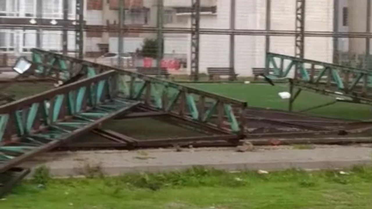 Bursa'da fırtına &ouml;yle bir vurdu ki ortaya bu manzara &ccedil;ıktı! Parampar&ccedil;a oldu