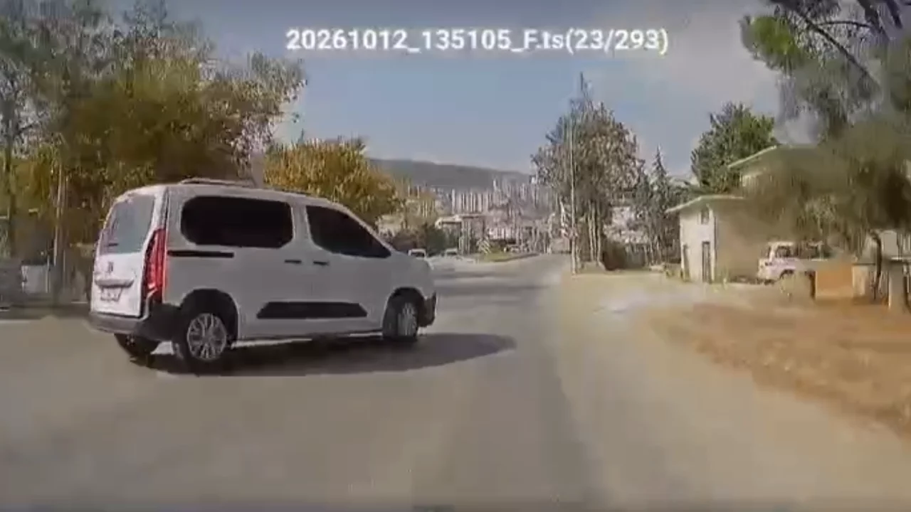 Orhangazi'de aynı yolda iki farklı kaza tehlikesi kamerada! '' Kazalar hep böyle oluyor, zor durdum''