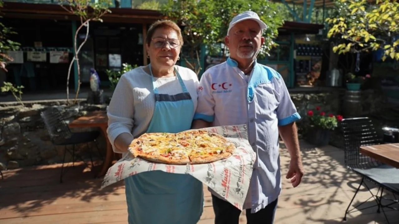 İsveç'ten köyüne dönen emekli çift, pizza dükkanı açtı