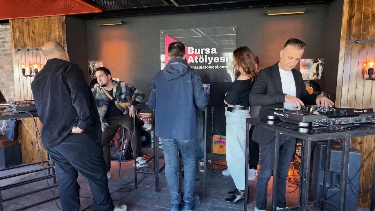 Bursa'da ilk elektronik müzik ve DJ atölyesi açıldı!