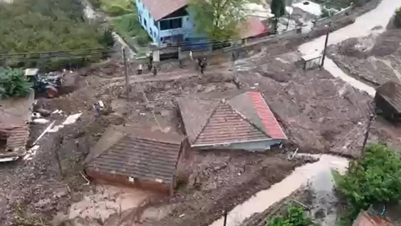Korkutan g&ouml;r&uuml;nt&uuml;ler! Evleri yuttu, 2 mahalle ile bağlantı kesildi