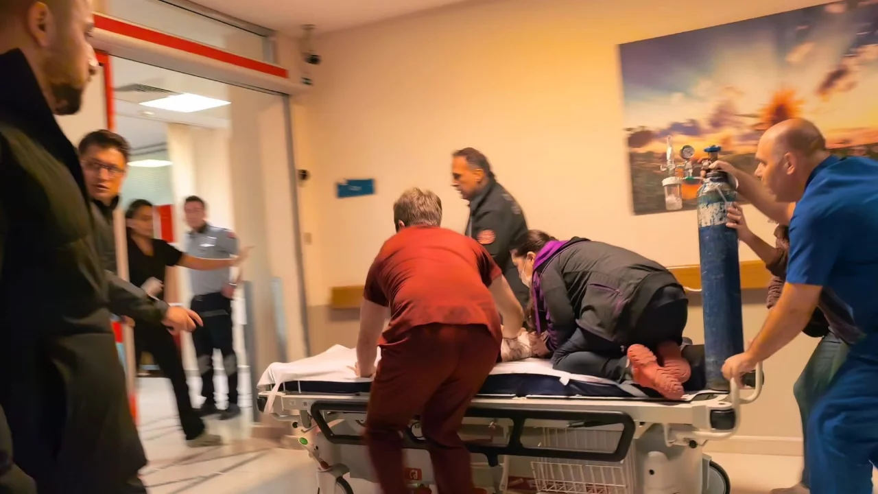 Bursa'da hastane koridorunda yaşam savaşı! Sedye &uuml;zerinde kalp masajı...