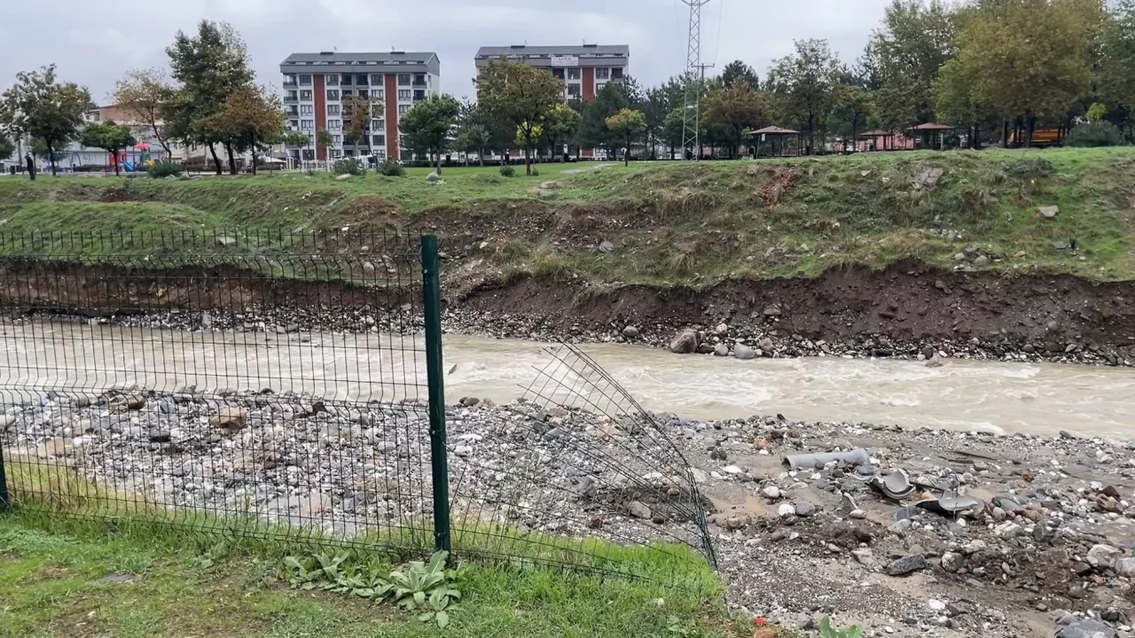 Bursa'da suyun y&ouml;n&uuml; değişti, ekipler devreye girdi!
