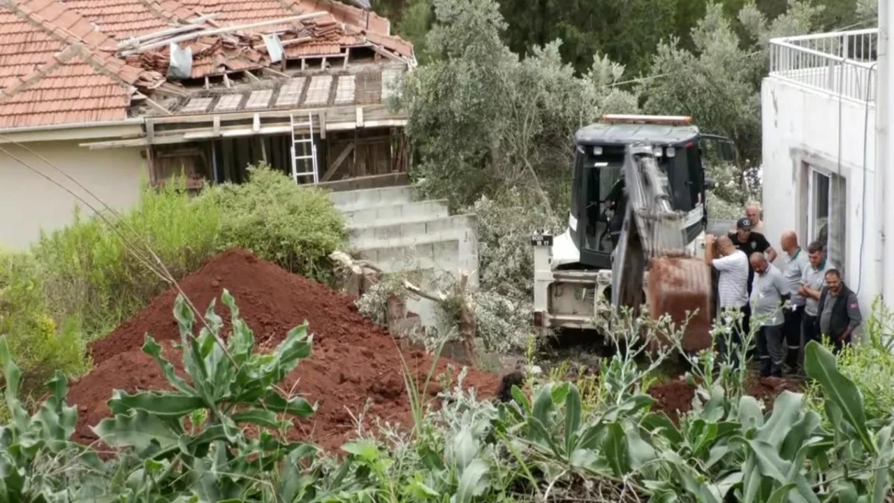 Kan donduran cinayet itirafı! Sevgilisi kocasını &ouml;ld&uuml;rd&uuml;, g&ouml;md&uuml;kleri bah&ccedil;ede d&uuml;ğ&uuml;n yaptılar