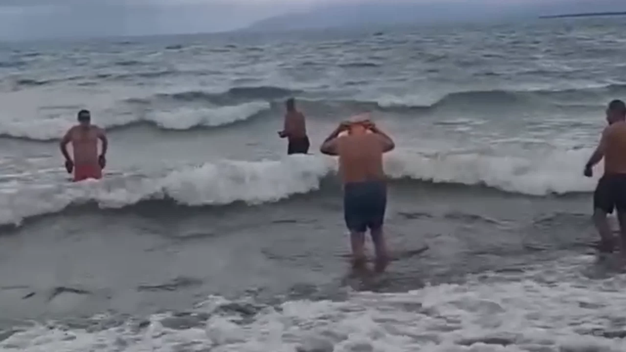 Bursa'da soğuk havaya aldırış etmediler! Görenleri titreten anlar...