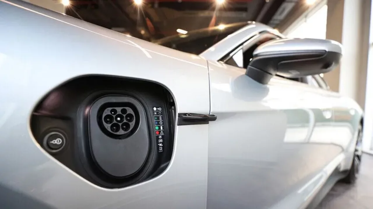 K&uuml;resel elektrikli ara&ccedil; satışları eyl&uuml;lde 2,15 milyon oldu