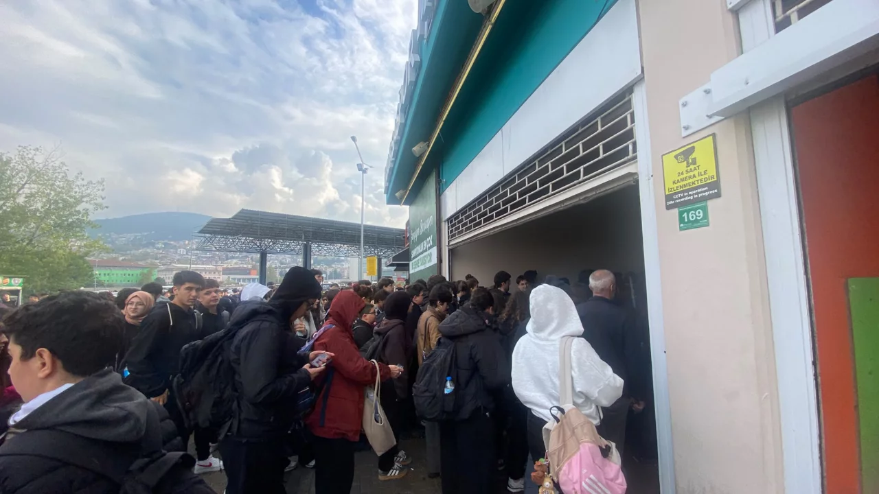 Bursa'da Acemler Metro İstasyonu'nda yoğunluk!