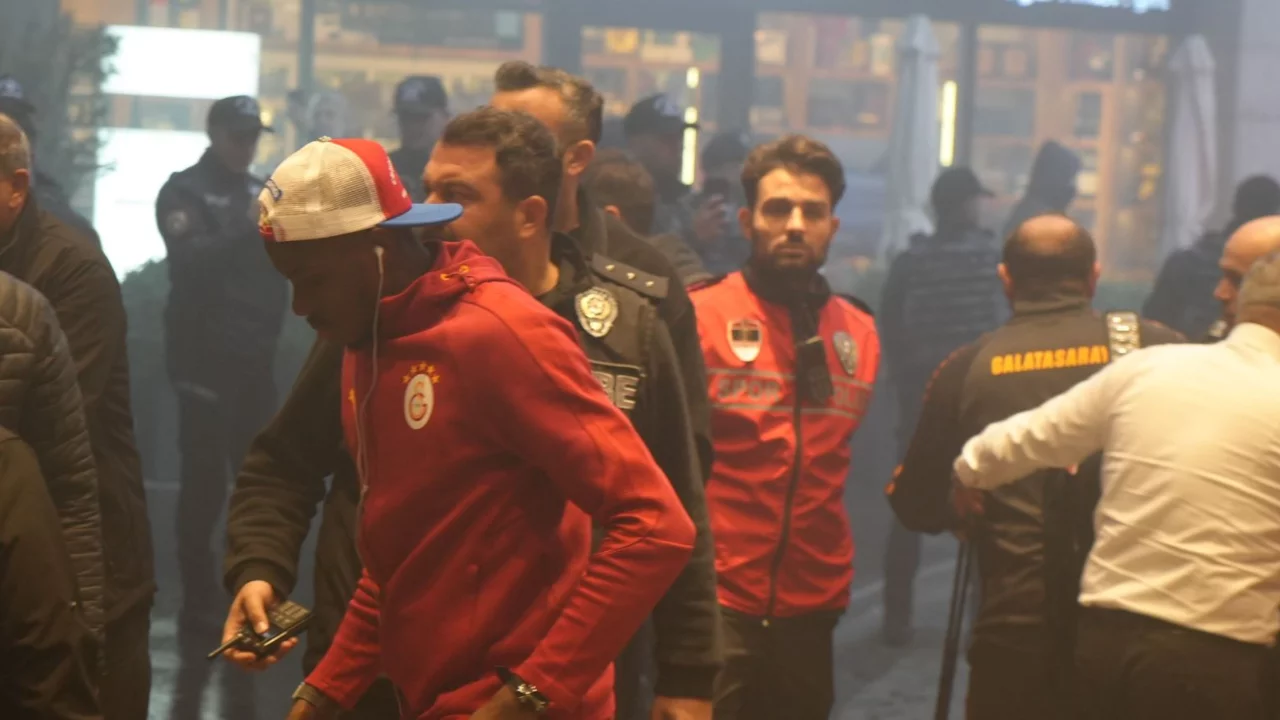 Galatasaray Ankara'ya geldi! Okan Buruk ve futbolculara taraftarlardan yoğun ilgi