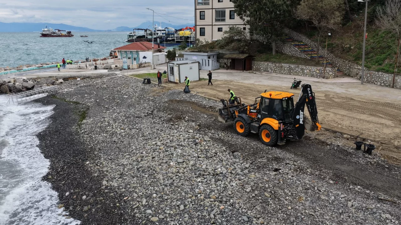 Bursa Büyükşehir ekiplerinden sahillerde temizlik çalışması 