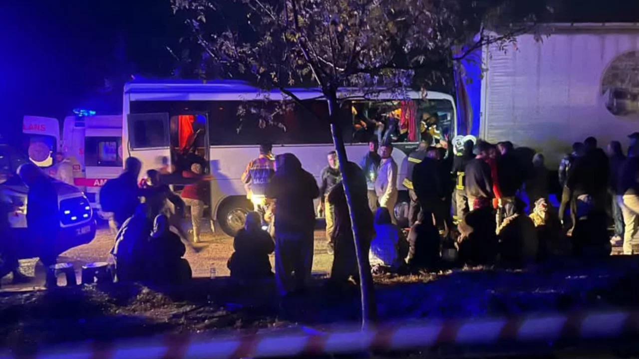 Mevsimlik tarım iş&ccedil;ilerini taşıyan midib&uuml;s tıra &ccedil;arptı: 17 yaralı