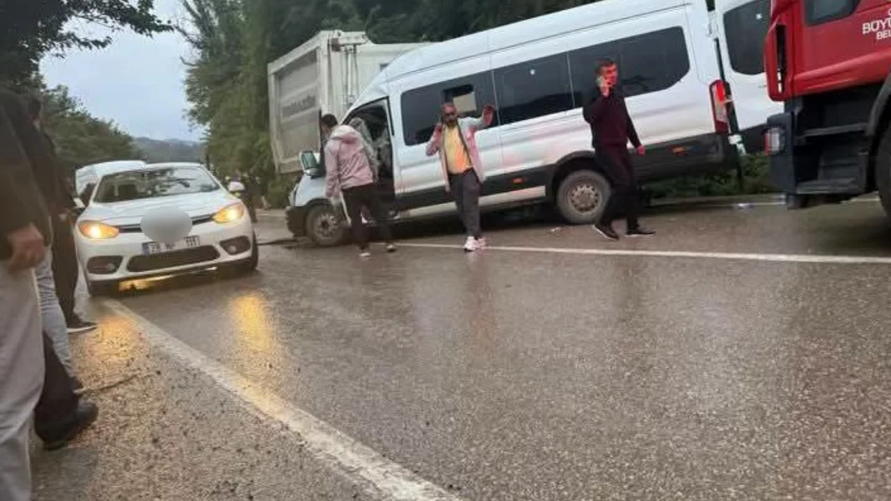 Ordu'da feci kaza: Yolcu minib&uuml;s&uuml; kamyona &ccedil;arptı, 1 &ouml;l&uuml; ve 23 yaralı