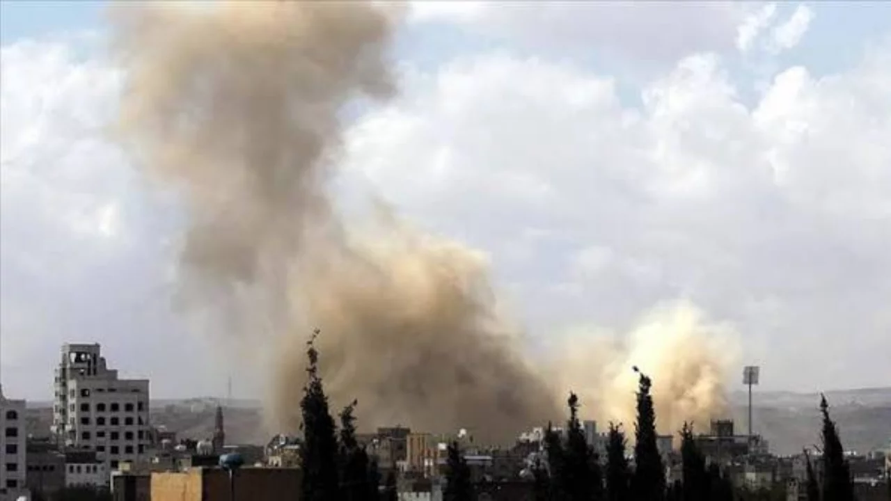 Yemen'de Havalimanına f&uuml;ze saldırısı! Aden'de peş peşe patlamalar