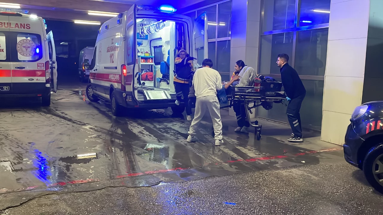 Parkta bı&ccedil;aklı kavga: 17 yaşındaki iki gen&ccedil; ağır yaralandı!
