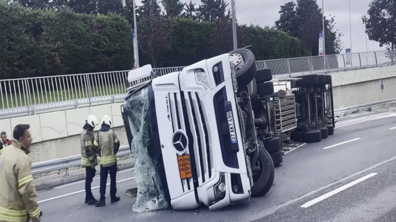 Bakırk&ouml;y'de tanker devrildi!