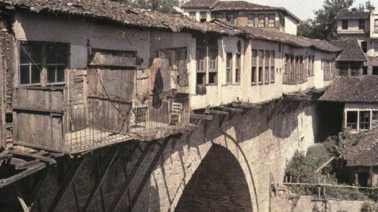 Bursa'da Herkesin &Ouml;n&uuml;nden Ge&ccedil;tiği Bu Tarihi Yer Bakın Ne Saklıyor!