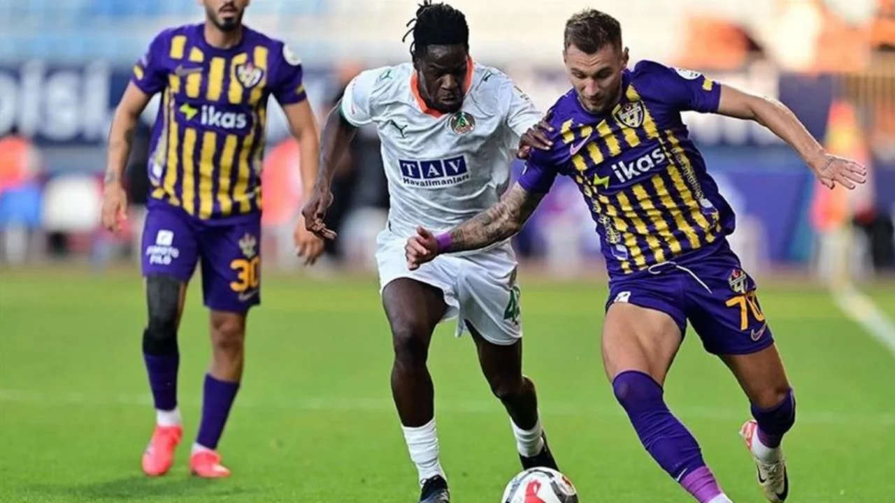 Ey&uuml;pspor'a FIFA'dan &ccedil;ifte darbe: Hem sonuncu hem transfersiz
