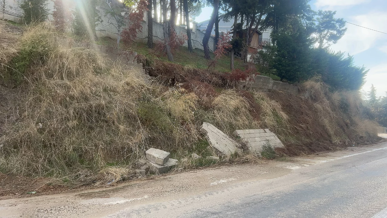 Bursa'da sağanak yağışın etkileri s&uuml;r&uuml;yor! Bu sefer istinat duvarı...