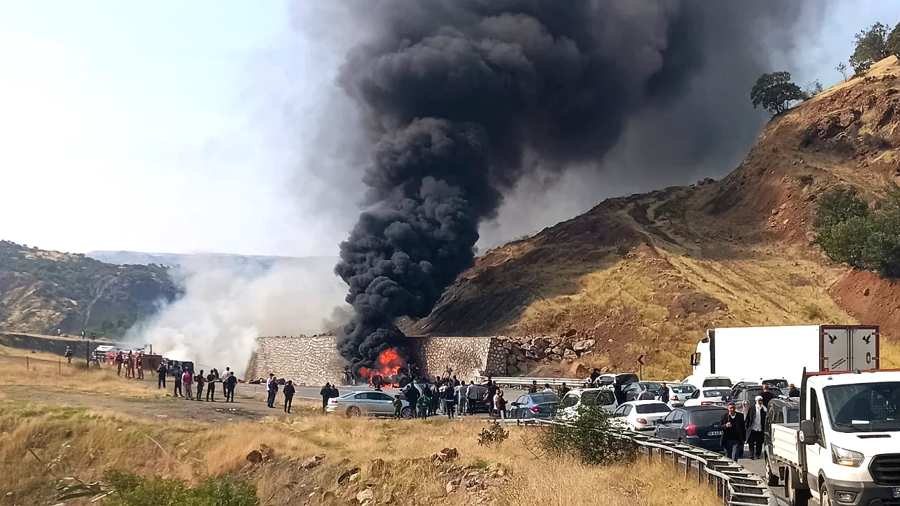 Duvara &ccedil;arpan tır alev alev yandı