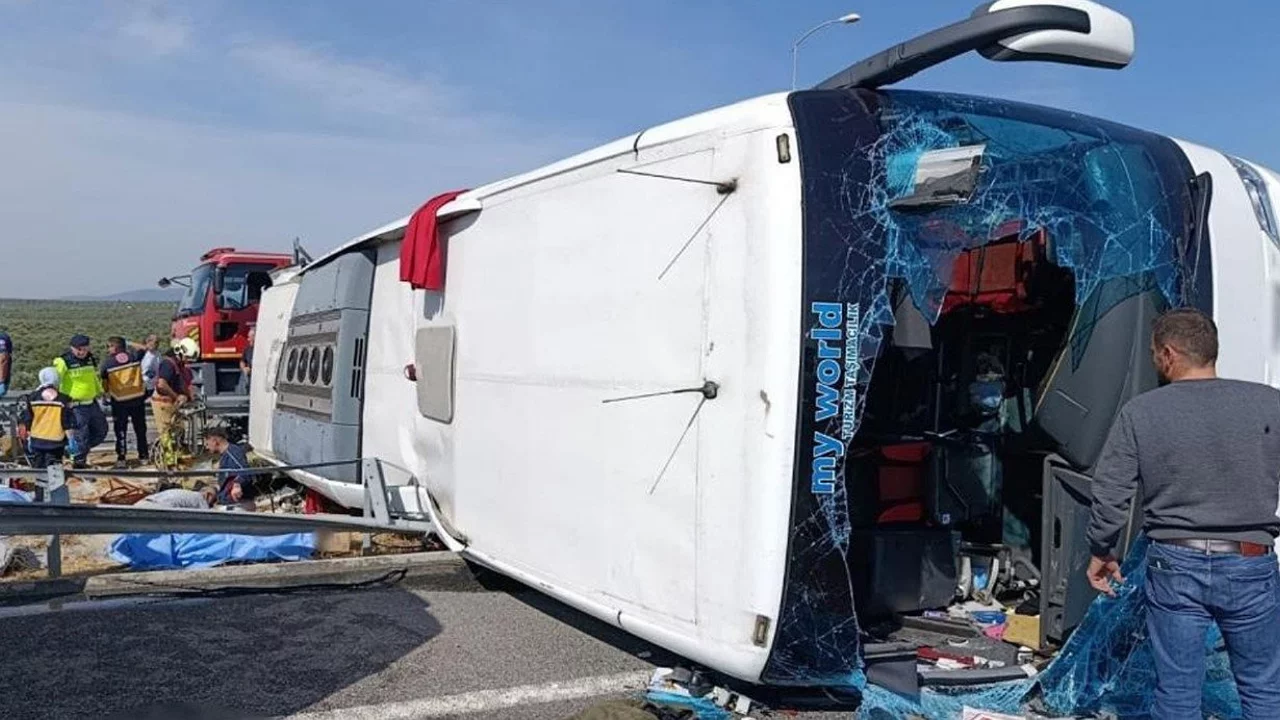 Manisa'daki tur otob&uuml;s&uuml; kazasında &ouml;l&uuml; sayısı 12'ye y&uuml;kseldi
