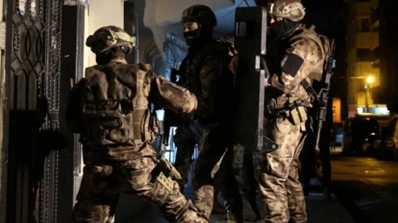 T&uuml;rkiye genelinde aranan şahıslara operasyon! 912 kişi yakalandı