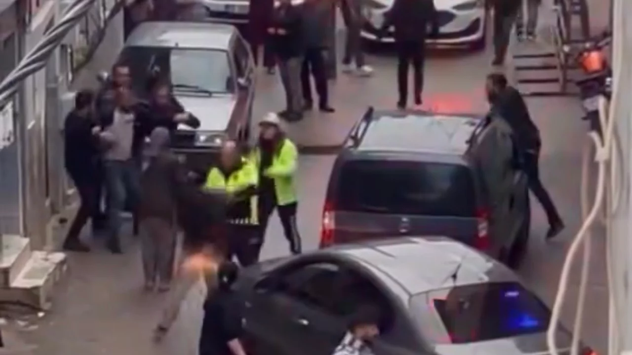 Bursa'da şaşkına &ccedil;eviren anlar! Mahalleli ş&uuml;phelileri ka&ccedil;ırdı, polis havaya ateş a&ccedil;tı