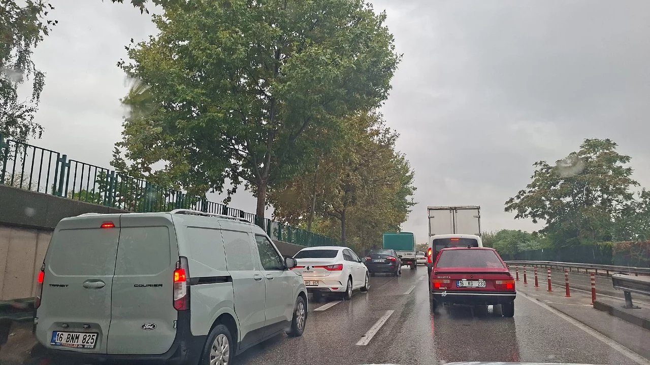 Bursa'da yağmur trafiği vurdu