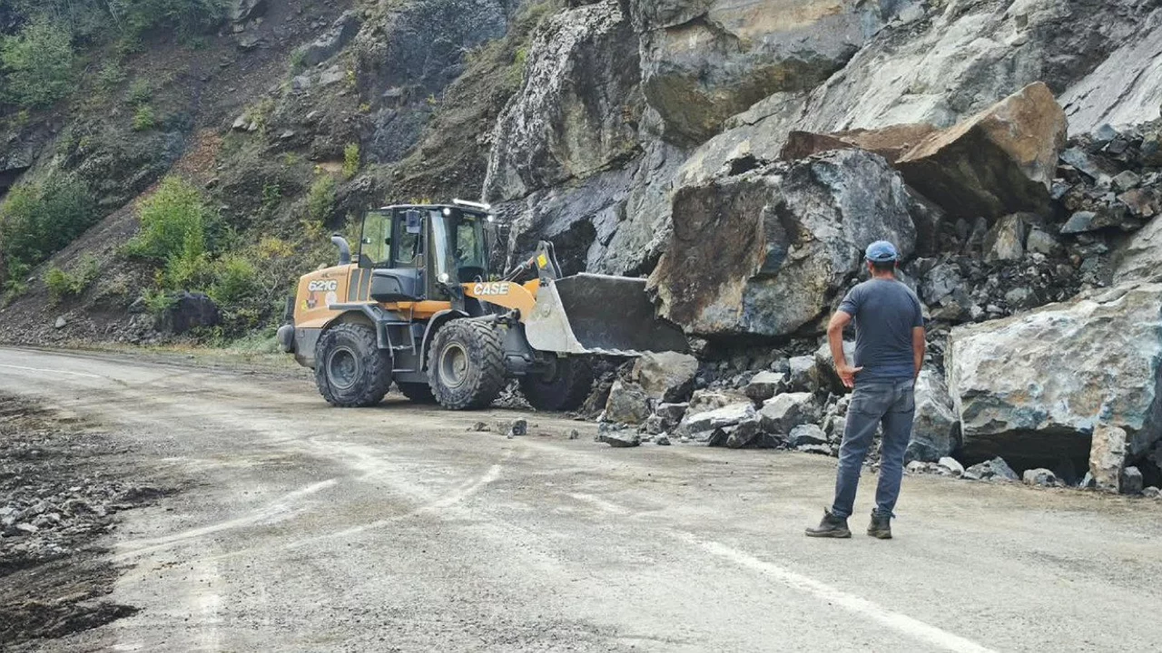 Heyelan köy yolunu kapadı