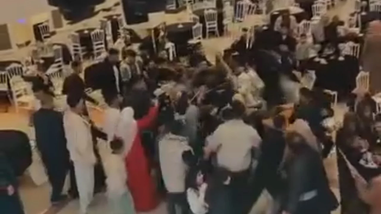 D&uuml;ğ&uuml;n salonu değil adeta boks ringi! Takı sebebiyle &ccedil;ıkan rezillik...