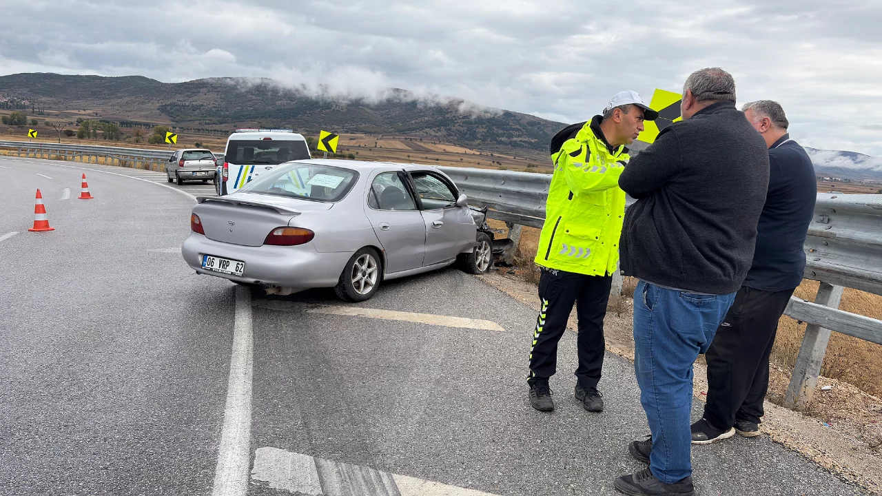 Yağış kazayı getirdi, bariyerlere çarpan otomobilin sürücüsü yara almadan kurtuldu