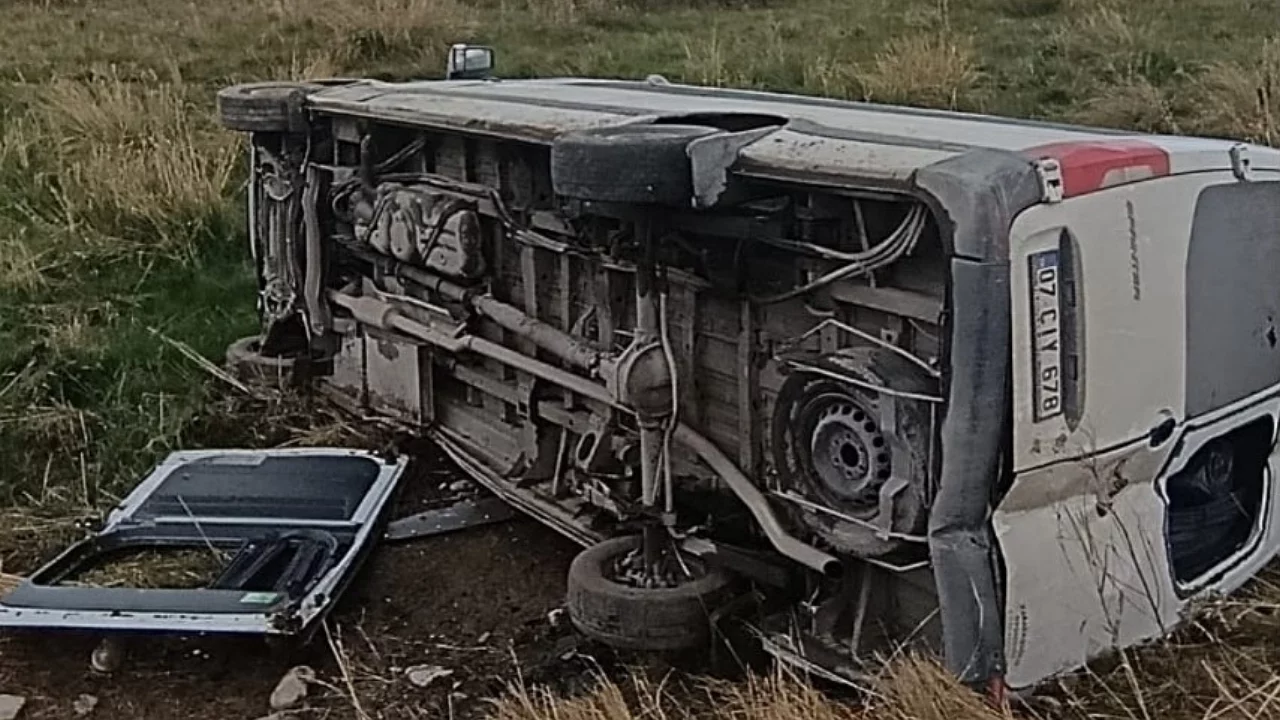 Minib&uuml;s devrildi! &Ccedil;ok sayıda yaralı